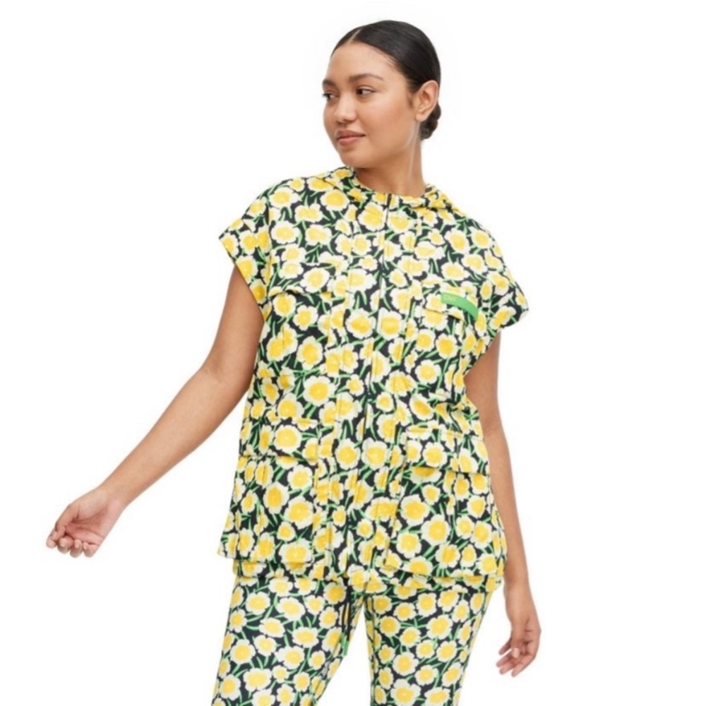 NWOT DVF Nylon Packable Yellow Poppy
Short Sleeve Hooded Vest L - Picture 4 of 6